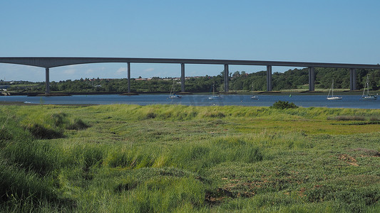小艇摄影照片_奥威尔河上的公路桥