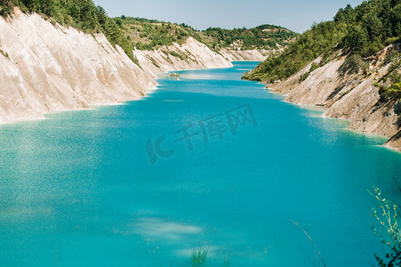 沃尔科维斯克粉笔坑或白俄罗斯马尔代夫美丽的饱和蓝色湖泊。