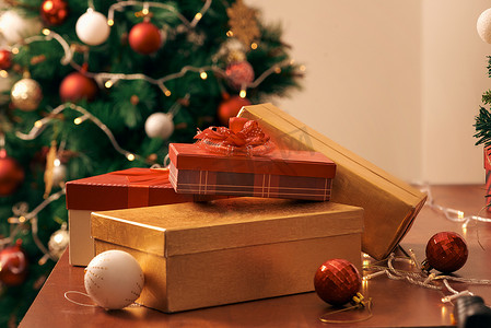 家里装饰有彩球和礼盒的圣诞树
