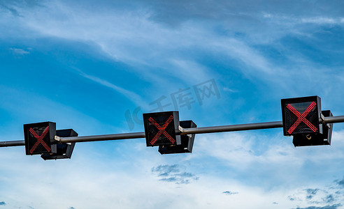 蓝天十字标志红色的交通信号灯