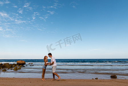 在海滩的浪漫年轻夫妇