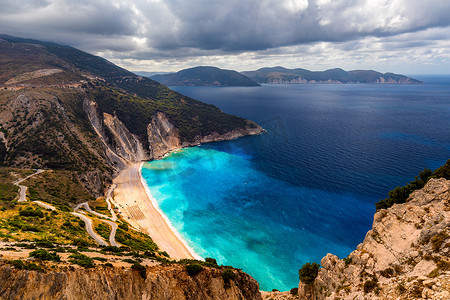 从俯视，凯法利尼亚岛 (凯法利尼亚岛)，希腊的著名 Myrtos 海滩。 
