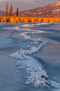日落时分，巴拉顿湖上有很多冰块相互重叠