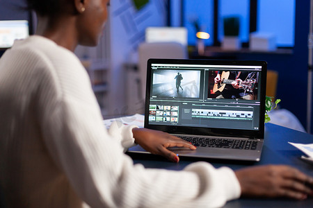 黑人视频编辑器在新项目编辑音频电影中加班