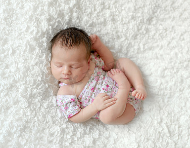 睡觉娃娃摄影照片_睡觉的初生女婴