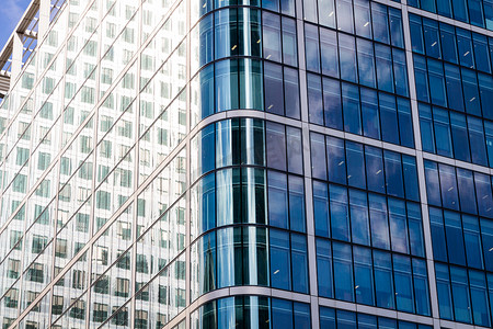 公司办公楼的现代玻璃外墙从