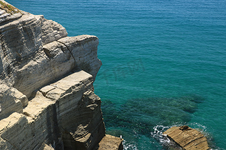 桑特岛摄影照片_伊斯基亚岛地中海的火山岩和岩石。