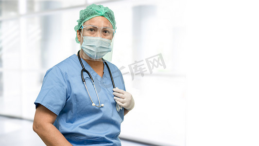戴着面罩和 PPE 的亚洲医生适合新常态，以检查病人保护安全感染 Covid19 Coronavirus 在检疫医院爆发，并有复制空间。