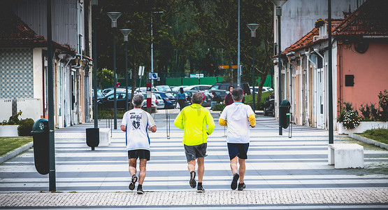 男子打扮成运动员在葡萄牙阿威罗街头跑步