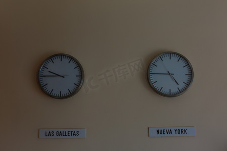 复古办公室装饰摄影照片_复古房间，墙上装饰着钟表