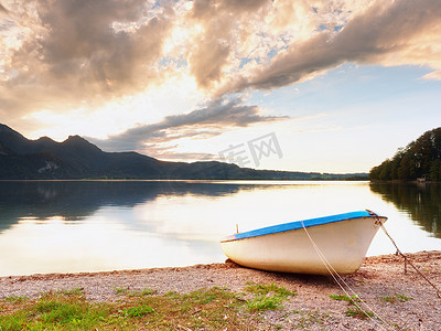 阿尔卑斯山湖岸上废弃的白色明轮船。