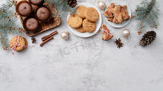 松装饰摄影照片_顶视图的圣诞饼干、松饼和姜饼皮，上面有复制空间