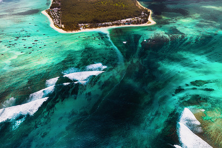 鸟瞰被联合国教科文组织列为世界遗产的莫纳布拉班特岛。毛里求斯岛的珊瑚礁