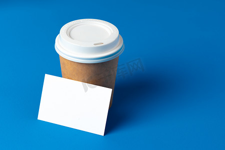 名片使用摄影照片_空白外卖咖啡杯和白色名片