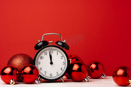 活动倒计时摄影照片_带闹钟的圣诞节和新年倒计时概念