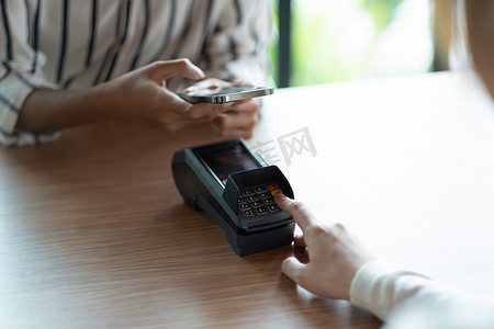 关闭客户在智能手机上使用 NFC 技术进行移动支付非接触式支付。