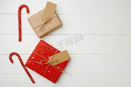 精美木板摄影照片_木制背景上包装精美的圣诞礼物