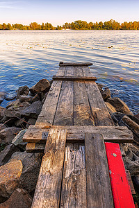 第聂伯河上有红木板的木浮桥