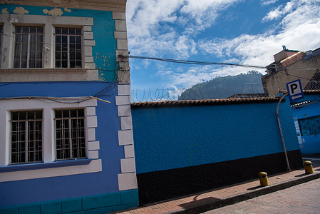 热闹的场景摄影照片_南美哥伦比亚波哥大的淡蓝色房子。