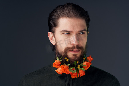 大胡子男人鲜花装饰特写浪漫黑色背景