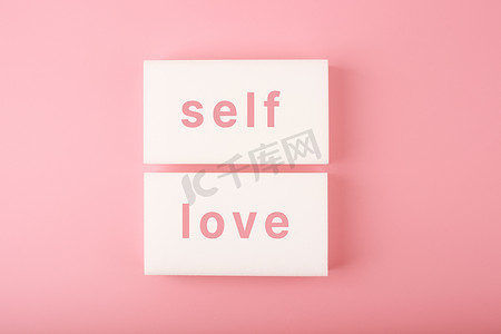 心理健康日海报摄影照片_自爱在粉红色背景下粉红色的最小创意概念。心理健康、自我接纳、自我照顾和尊重或单一概念。