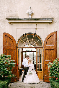 清茶老酒摄影照片_意大利佛罗伦萨 — 2019年10月2日：在意大利托斯卡纳的一座老酒庄别墅举行婚礼。