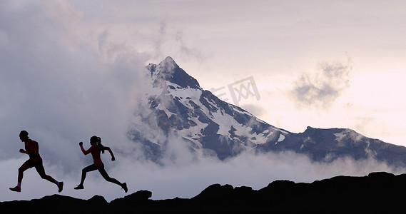 跑步运动的人摄影照片_在山峰背景下跑步的人运动员剪影足迹