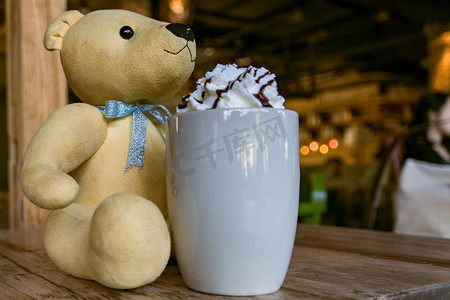 一只浅棕色可爱的小熊，配上热摩卡咖啡和搅打 cr