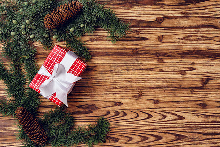 棕色木板上装饰的圣诞背景