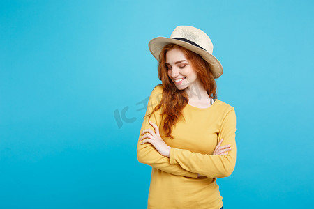 旅行概念 — 特写肖像年轻美丽迷人的姜红色头发女孩，戴着时髦的帽子，面带微笑。