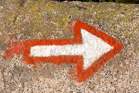 路径指示摄影照片_岩石上标记登山路径的箭头