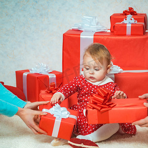 有圣诞节礼物盒的愉快的小梦幻的女孩。