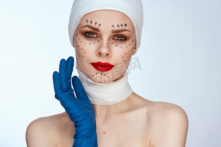 女性年轻化面部注射整容手术浅色背景