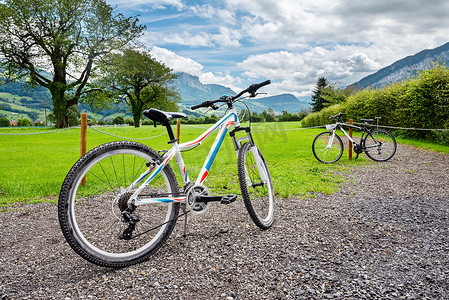 自行车和背景中令人惊叹的瑞士风景