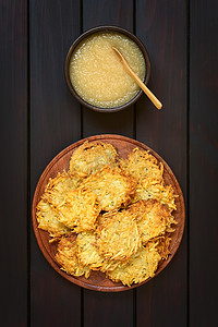 土豆煎饼或苹果酱油条