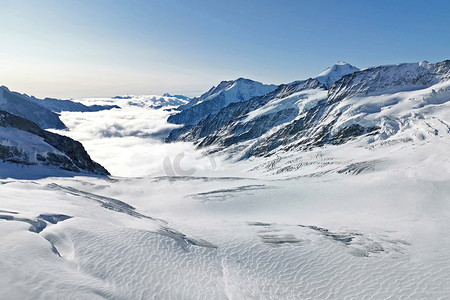 山顶云摄影照片_瑞士格林德劳德雪山山顶与云海