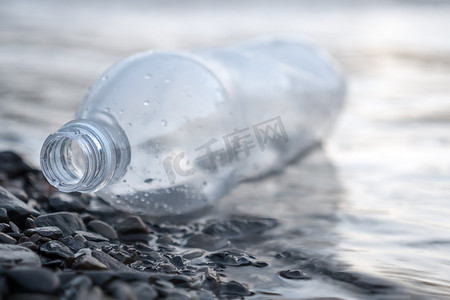 废弃的瓶子塑料垃圾海洋废物。