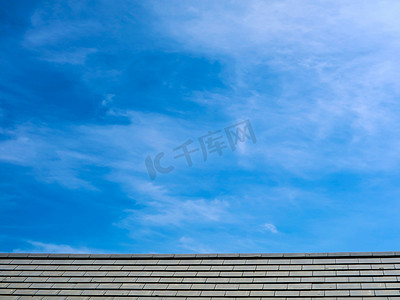 蓝天白云屋顶摄影照片_早晨的屋顶和蓝天白云