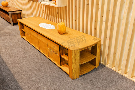 木质矮餐具柜