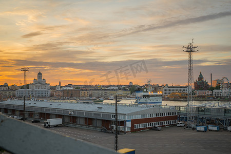 赫尔辛基教堂摄影照片_赫尔辛基南港的日落景观