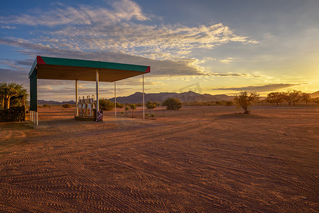 日出时位于纳米布沙漠一条土路上的美洲狮加油站