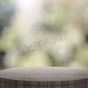 空的木制圆桌和模糊的产品新闻背景