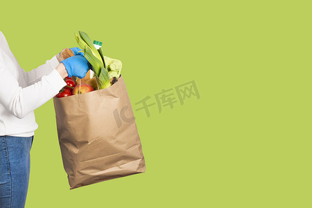 水果商店摄影照片_食品配送、网上购物或捐赠概念。