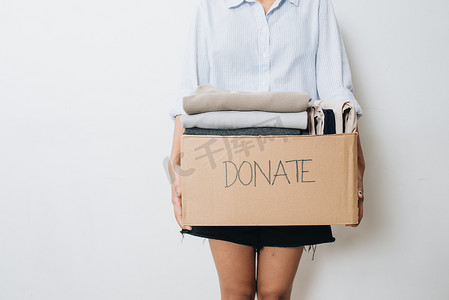 薪资福利摄影照片_用于概念捐赠和再利用回收的盒装衣服