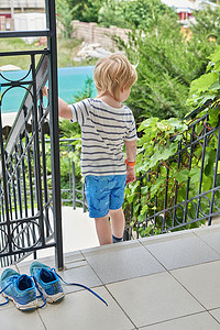 一个小男孩下楼梯去花园