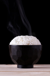 在黑色背景上的煮熟的米饭