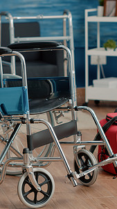 带轮椅和医疗设备的空疗养院房间