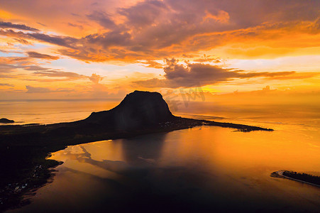时间地点摄影照片_温暖的日落时间的海洋和毛里求斯的勒莫恩山的鸟瞰图。