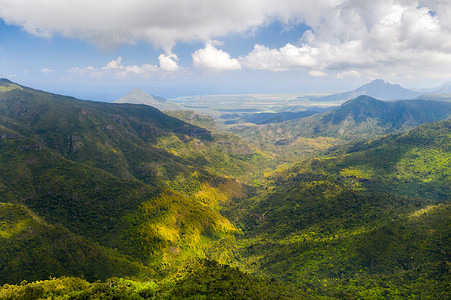 鸟瞰毛里求斯岛的山脉和田野。毛里求斯的风景。