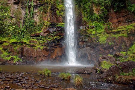 姆普马兰加摄影照片_孤溪瀑布，普马兰加省，萨比